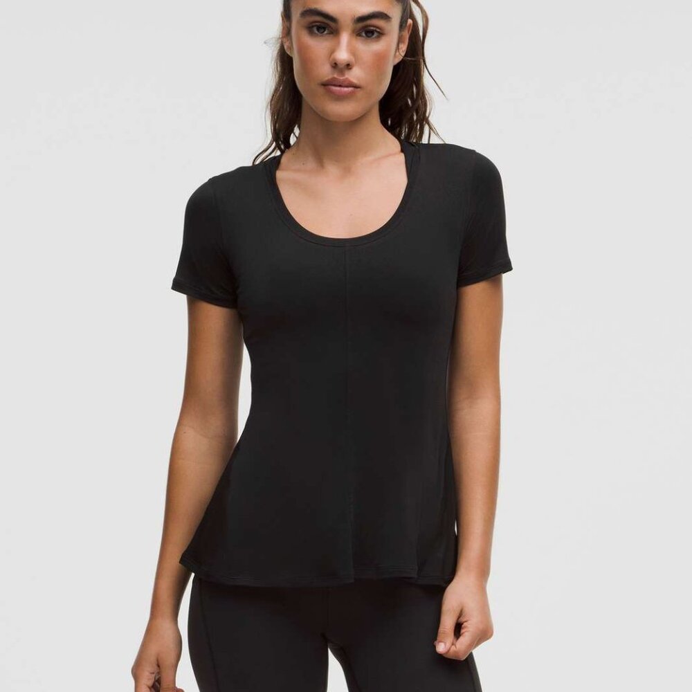 LIGHTWEIGHT FLOWY HEM SHORT-SLEEVE SHIRT